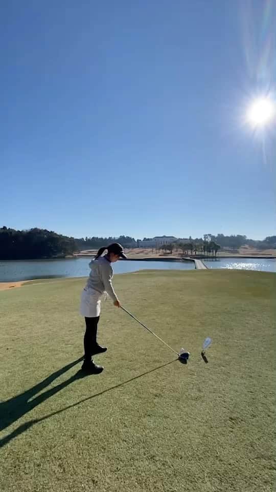 青木茉里奈のインスタグラム：「⛳️🍂2021年ラウンド納め🏌🏼‍♀️🌞 応援してくださった皆様、今年一年本当にありがとうございました。 365日、ゴルフの為に全力で頑張りました..✨ また来年も、更に精進していきます。活躍している姿をお見せできる様に頑張ります！ 今年、サポートしていただいた、andperse様、ecco様、ありがとうございました。 @andperse_official  @eccojapan  _ _ _ _ _ _ _ _ _ _ _ _ _ _ _ _ _ _ _ _ _ _ _ _ _ _ _ _ #golf #training #andperse #ecco」