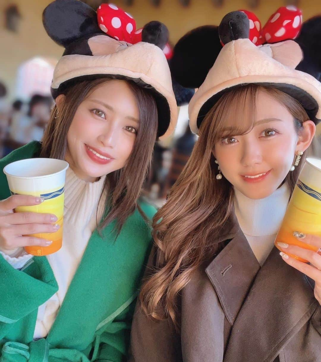 織田真実那さんのインスタグラム写真 - (織田真実那Instagram)「恒例のディズニー🐭🎀💗  久々の混み混みディズニーだったけどビール飲めて幸せ🍻❤️‍🔥  ことしはおひたむにも例年通り大変お世話になりました🐥💗  いつもいつも本当にありがと❤️‍🔥 来年からは一緒に仕事できる回数減るけどその分たくさん遊びましょう👨‍❤️‍💋‍👨  ギャルパラにもわたしのこと書いててくれて感動したよ🥲❤️‍🔥  . #instagood#japan#japanesegirl#smile#followme#instagood#フォロー募集#フォロー歓迎#フォロワー募集中#ディズニー#ディズニーコーデ#tds#双子コーデ #ディズニーカチューシャ#ディズニーランド#ディズニーシー#ビジョビ#スナイデル#双子ディズニー#秋コーデ」12月30日 23時59分 - omamechan_m