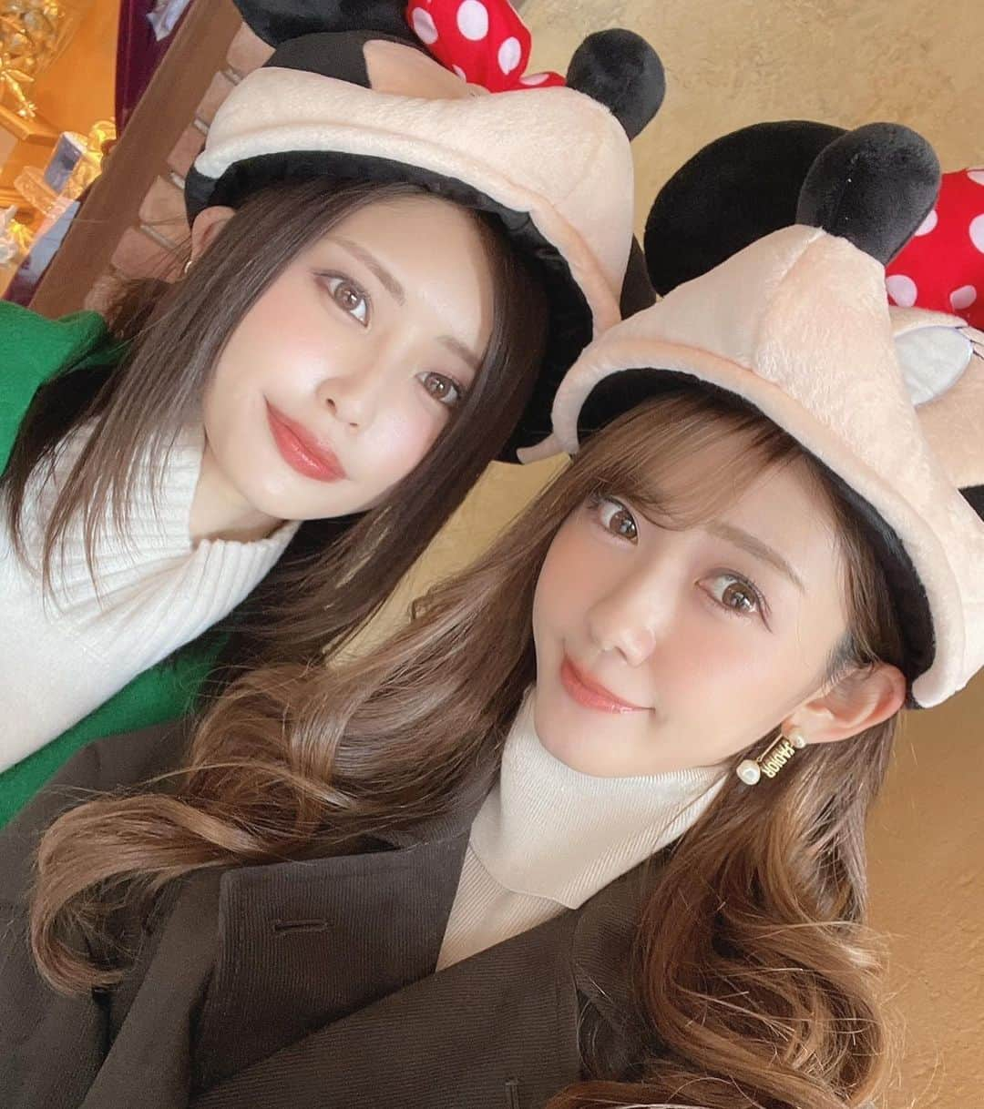 織田真実那さんのインスタグラム写真 - (織田真実那Instagram)「恒例のディズニー🐭🎀💗  久々の混み混みディズニーだったけどビール飲めて幸せ🍻❤️‍🔥  ことしはおひたむにも例年通り大変お世話になりました🐥💗  いつもいつも本当にありがと❤️‍🔥 来年からは一緒に仕事できる回数減るけどその分たくさん遊びましょう👨‍❤️‍💋‍👨  ギャルパラにもわたしのこと書いててくれて感動したよ🥲❤️‍🔥  . #instagood#japan#japanesegirl#smile#followme#instagood#フォロー募集#フォロー歓迎#フォロワー募集中#ディズニー#ディズニーコーデ#tds#双子コーデ #ディズニーカチューシャ#ディズニーランド#ディズニーシー#ビジョビ#スナイデル#双子ディズニー#秋コーデ」12月30日 23時59分 - omamechan_m