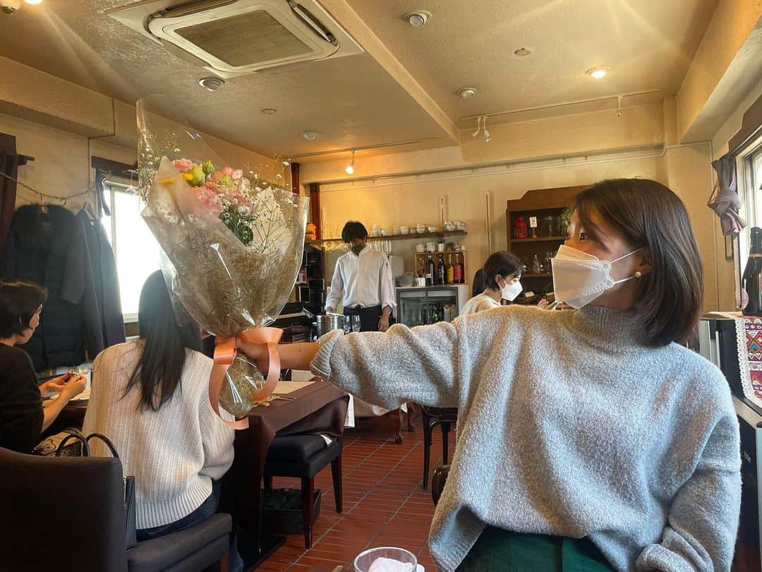 はねゆりのインスタグラム：「カナダで出会った🇨🇦Eriちゃんの結婚祝い✨team Victoriaで集まって祝福ごはん🍴いつも私たちの心を柔らかくしてくれる素敵な彼女😊いつもありがとう❤️お幸せに♪」