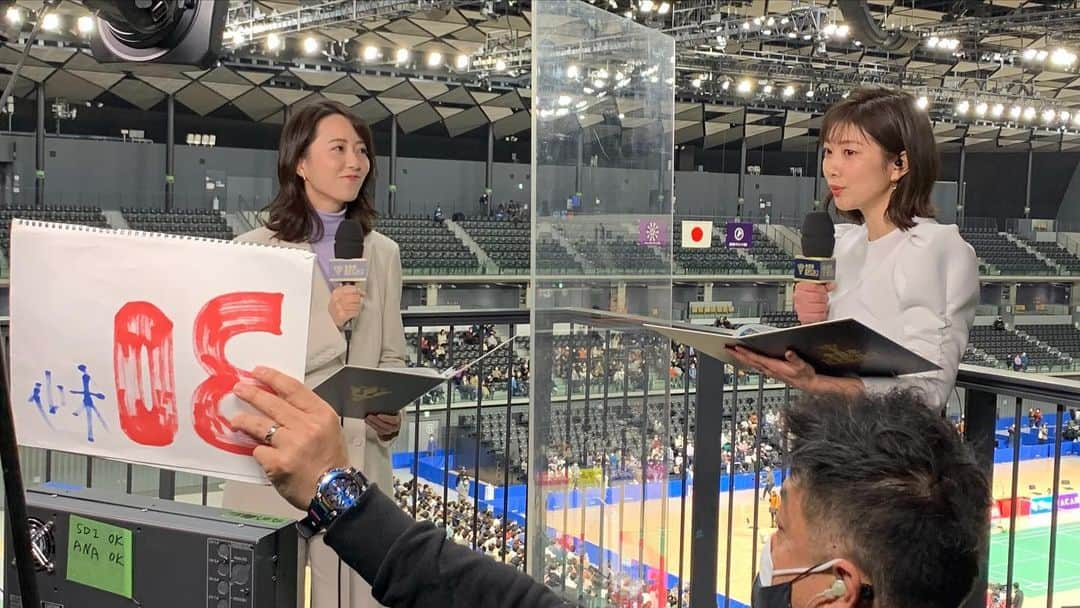 潮田玲子さんのインスタグラム写真 - (潮田玲子Instagram)「全日本総合バドミントン選手権大会全日程終了しました🙋‍♀️🙏  優勝した皆さんおめでとうございます🎉🎉  ニューヒーローが誕生する瞬間は何度見ても胸にグッときました😍🙌  今日は陣内貴美子さんや池田信太郎さんとw解説でした🙋‍♀️✌️（陣内さんとお写真撮れず😭☝️） 楽しかったぁ🥰🥰🙌  そして内田嶺衣奈アナウンサーとバド学コンビでもお伝えし、私としてもやりきりました😂🙏  そして今日が仕事納めとなりましたー😂🙌🙏 今年はオリンピックも開催されましたし、よく働いたなーと笑🤣🙌 最後は大好きなバドミントンの現場で仕事納めとなり充実した一年だったと改めて思います😍🙆‍♀️💕 日々支えてくれる家族やスタッフ、そして応援してくださるみなさんに心から感謝しています。  ありがとうございました🙇‍♀️🙌  #全日本総合バドミントン選手権大会2021 #解説 #フジテレビ #bsフジ #cs #fod」12月31日 0時39分 - reikoshiota_official