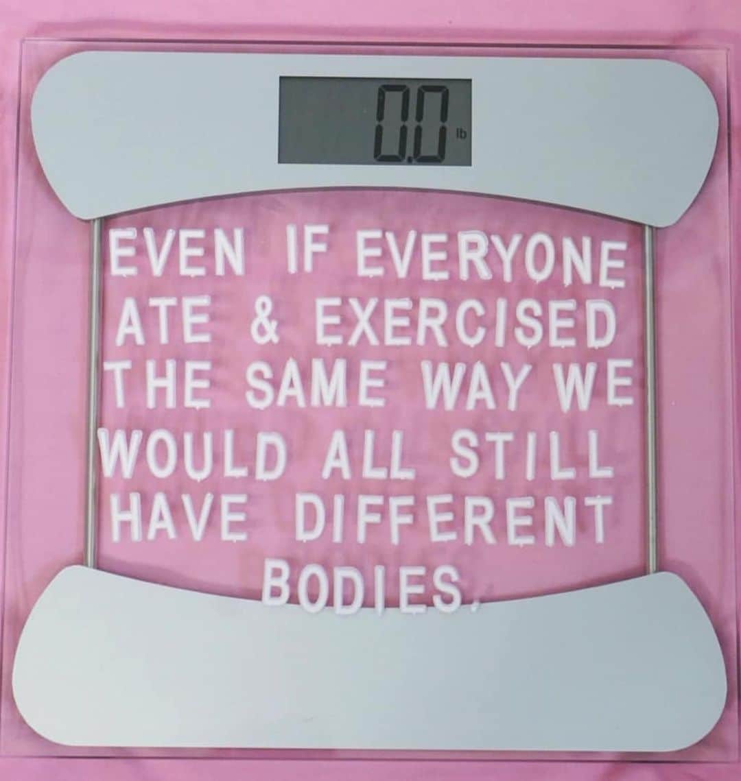 テス・ホリデーのインスタグラム：「We are about to be inundated with messaging telling us that you have to change your body & yourself to be worthy of love, joy, & success.  My body has changed so much — & yea, I struggle with it sometimes. I pick apart how gravity & being a mom has changed my body. I think of all the things I could do “better” or choices I wish I could undo. But do extra stretch marks affect my ability to be loved? Or to show up for those I love? Naur. Am I better for being a mom & choosing joy than I ever have been before? Yes ma’am!  Some of us are just doing the best we can, and that is plenty💞 Don’t give yourself extra grief because the multi-billion-dollar diet industry tells you that you’re less-than because of your weight. When people ask how much I weigh, I usually just say “69” & laugh bc it’s really dumb & I don’t care. How’s your heart? How are you showing yourself love? Did you drink water today? How have you supported those around you & your community? Are you being kind? That’s the stuff I really care about. Change your body if *you* want to. Love yourself how you need to! Do no harm, but take no shit😋💘 #effyourbeautystandards」