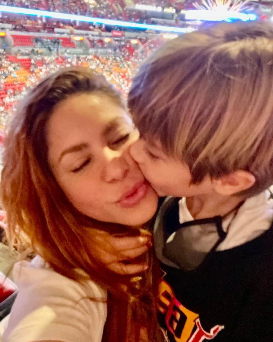 シャキーラのインスタグラム：「Watching the @miamiheat win while having a hugs and kisses session (sweeter than a pound of cotton candy!)」