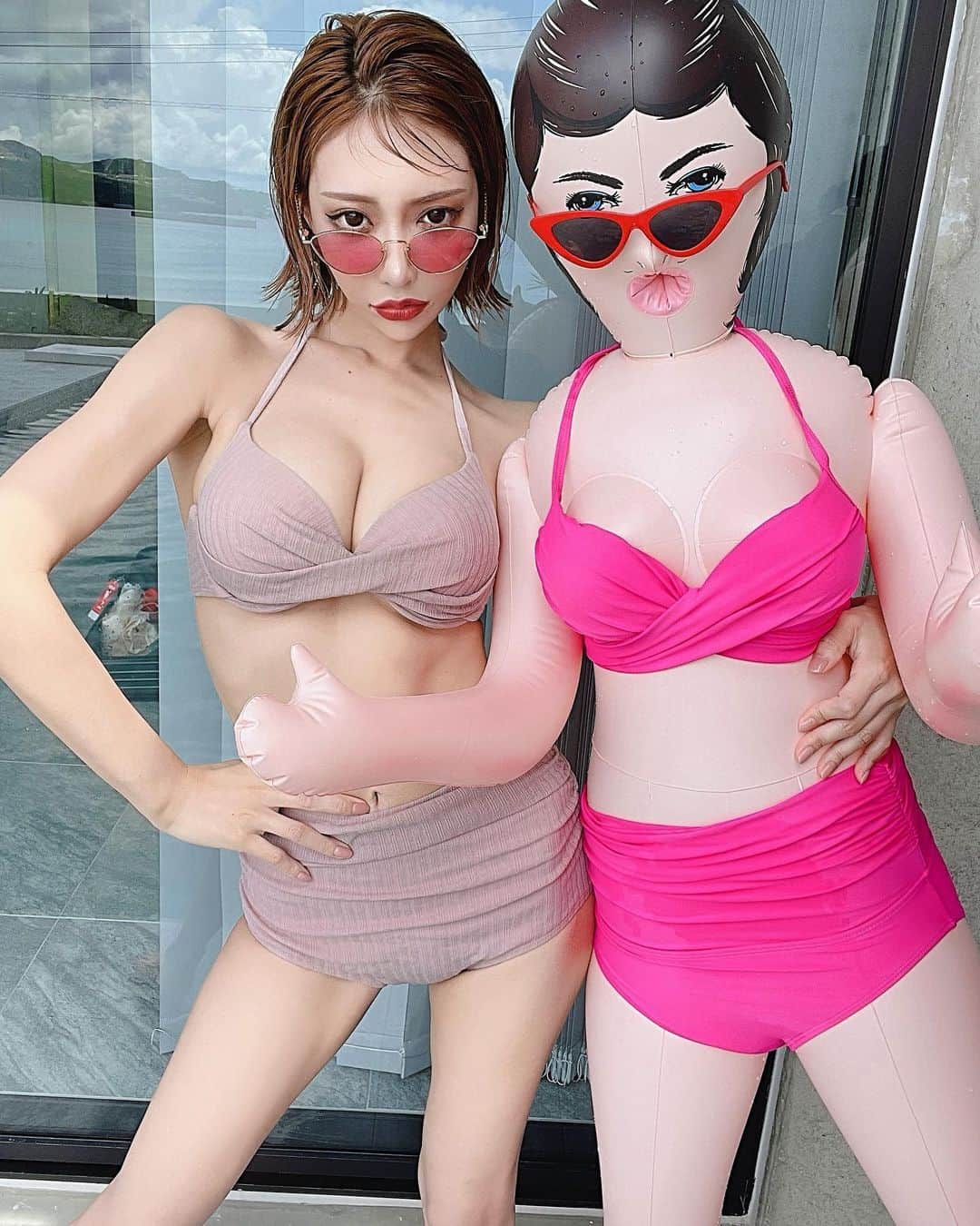 明日花キララのインスタグラム：「双子のよしえと👙 先日発売になりました写真集SUGAR HIGHでも共演していますよしえちゃんです🧒🏻🖤 @leceb_okinawa さんプールも広いしとーても素敵なヴィラでした🏝🤍」