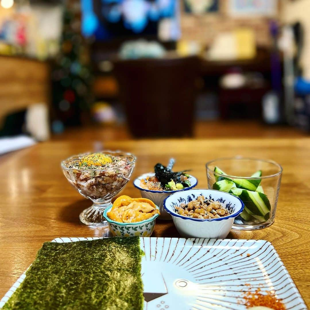 西山茉希さんのインスタグラム写真 - (西山茉希Instagram)「神様のおせち箱。 @ginza.chikamitsu  @ginza.chikamitsu   #銀座ちかみつ #おせち箱 #宝箱 #宝石箱 #💎🥩💎  賞味期限を言い訳にして、 お一人様神様してみた夜。 〜タイタニックを添えて〜  #西山食堂 #キッチン納め #店主のユッケ祭 #アレンジ雲丹ユッケドック  涙腺の崩壊と共に、 五臓六腑が幸せに沈没。  #🌈🙏🌈  丼で〆ました。 海底に沈むブルーダイヤのように、私の中に吸収されたよ。  @ryo07140  感謝。」12月31日 6時03分 - maki.nshiyama50