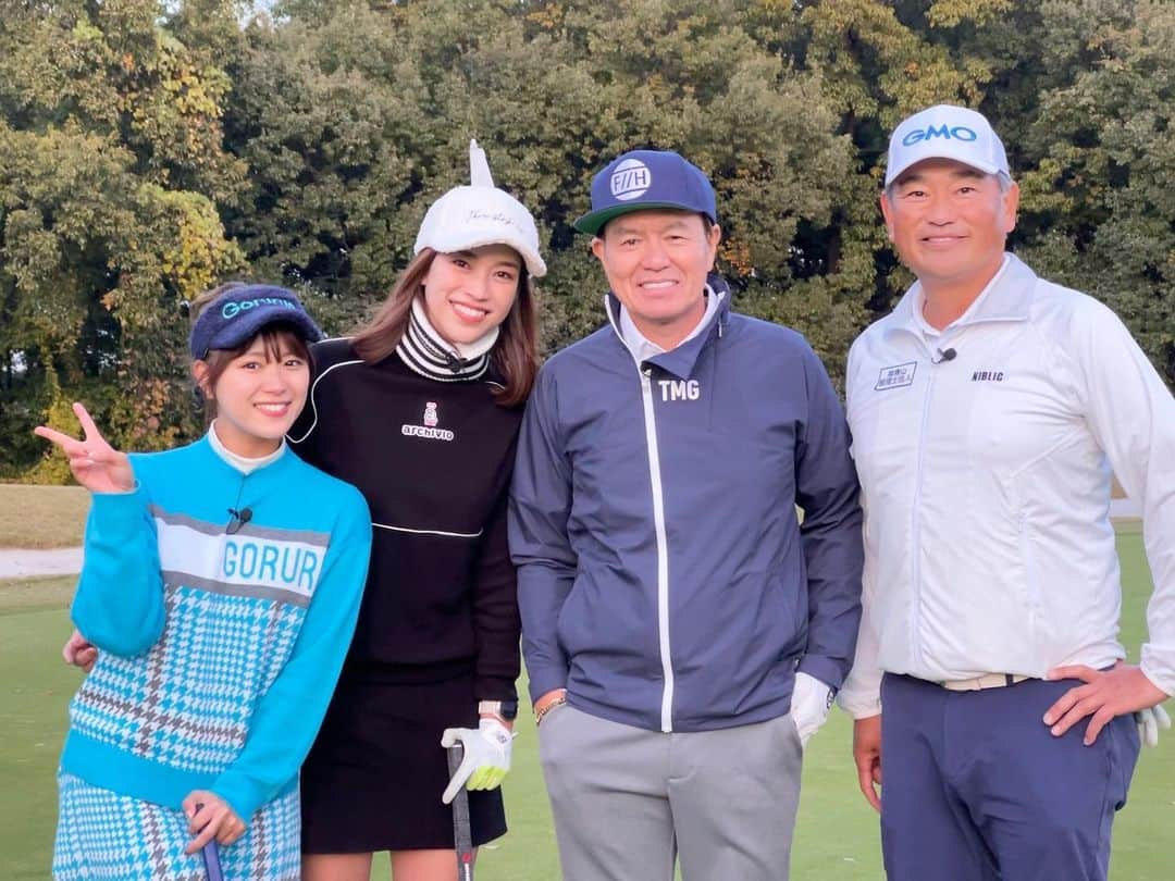 紺野ゆりのインスタグラム：「【告知】 今日で2021年も終わりますね。 あっというまだった〜🥺！ 皆さん今年もありがとうございました(*^^*)  2022年1月は、 新しいゴルフチャンネルにゲストでお邪魔してます⛳️  1月4日から ヒロミさんと中井学プロのYouTubeチャンネルと、 U-NEXTで配信される、  『ガチバトGOLF』⭐️  めちゃめちゃ緊張したぁ🤣💦  ぜひみてね☆☆  それではみなさん良いお年をお過ごしください⭐️ 今年は2年ぶりに両親と一緒にゆっくりお正月過ごします✨🥰  #yurigolf🦋  #ガチバトGOLF #golf#golfswing#ゴルフスイング#golfwear#ゴルフ女子#골프#골프스윙#골프여자 #ゴルフウェア#ゴルフ対決」