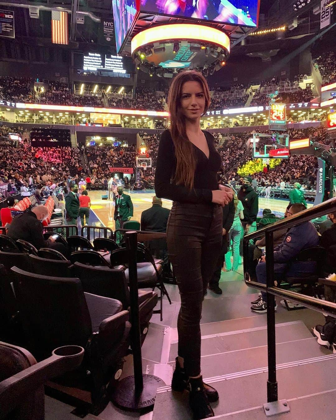 Karolina Bojarのインスタグラム：「Dreams came true 💫 My first NBA game! @brooklynnets vs. @sixers 🏀 What an amazing show!  #NBA #game #BrooklynNets #Philadelphia76ers #KevinDurant #JamesHarden #BarclaysCenter #NewYork #holidays #USA #Brooklyn」