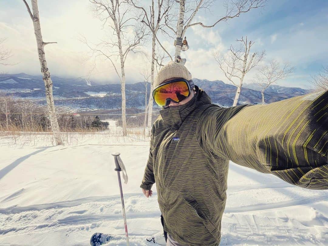 河野真也さんのインスタグラム写真 - (河野真也Instagram)「突然ですが、この年末に、スキーを始めました。  去年、息子がスキーを始めたので、スキー場には何回か行ったんですが、下の娘がまだやらなかったので僕と娘は雪遊び。 妻と息子だけスキーをしていたんです。  今年から４歳の娘もやりたいということで、なら僕も、と始めました。  ただ、スキーの経験は、中学生の時のスキー学習旅行の３日だけ。  ２７年ぶりで怖いので、一人でスキースクールへ。 しかもその日はクリスマスイブ。太ったオッサンがクリスマスイブに一人でスキースクール🤣  おかげで、少しは滑れるようになり、家族でも行くことができました。  スキー場からの景色もいいですねぇ。  元々、冬は絶景がたくさん見られて好きだけど、家族の冬の楽しみが増えました^_^  ただ、急な斜面には、ひとっつも興味なし！🤣 一番上まで行って絶景を見て、のんびり林道を降りるというレジャーを楽しもうと思います😆  一年、インスタにお付き合い、ありがとうございます。 来年もよろしくお願いいたします。  良いお年をお迎えください^_^  #札幌 #藻岩山スキー場  #林道最高 #北海道愛がとまらない #冬 #スキー #写真 #北海道 #絶景 #hokkaido  #sapporo #moiwa」12月31日 16時12分 - okurahoma_kawano