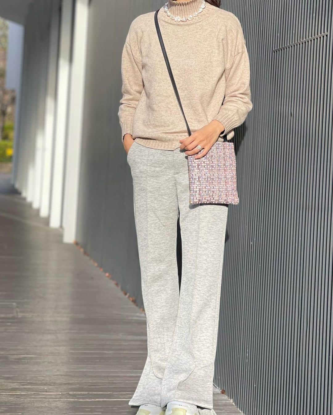 木本泉さんのインスタグラム写真 - (木本泉Instagram)「- 大晦日の買い出しはカジュアルで👱🏻‍♀️  ポシェットは、カジュアルな日はパールストラップを付けずに！ これ1つで出掛けらるのが本当便利✌️  knit #fleur_clothes pants #lecielbleu  sneaker #balenciaga  bag #fleur_bag」12月31日 16時25分 - izumikimoto