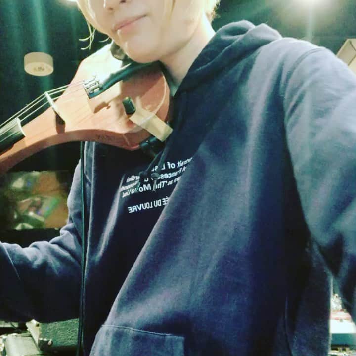 のインスタグラム：「2021年もありがとうございました✨ . 2022年に繋がって行くような出会いや学びがたくさんある、良い年になりました。 . 来年もワクワクを求めてブッ飛ばしていきましょう！！ これからも応援よろしくお願いします💕💕 . ここで一つ告知を。  「The Strings ＋」  山本啓(NABOWA)と東出真緒(BIGMAMA)によるExperimental twin violin session 企画。  1月17日に町田ノイズにて松下マサナオ(Yasei collective)を迎えLive決定！  是非遊びに来てね✨✨🎻🎻🥁  良いお年をお迎えください✨  #BIGMAMA #electricviolin」