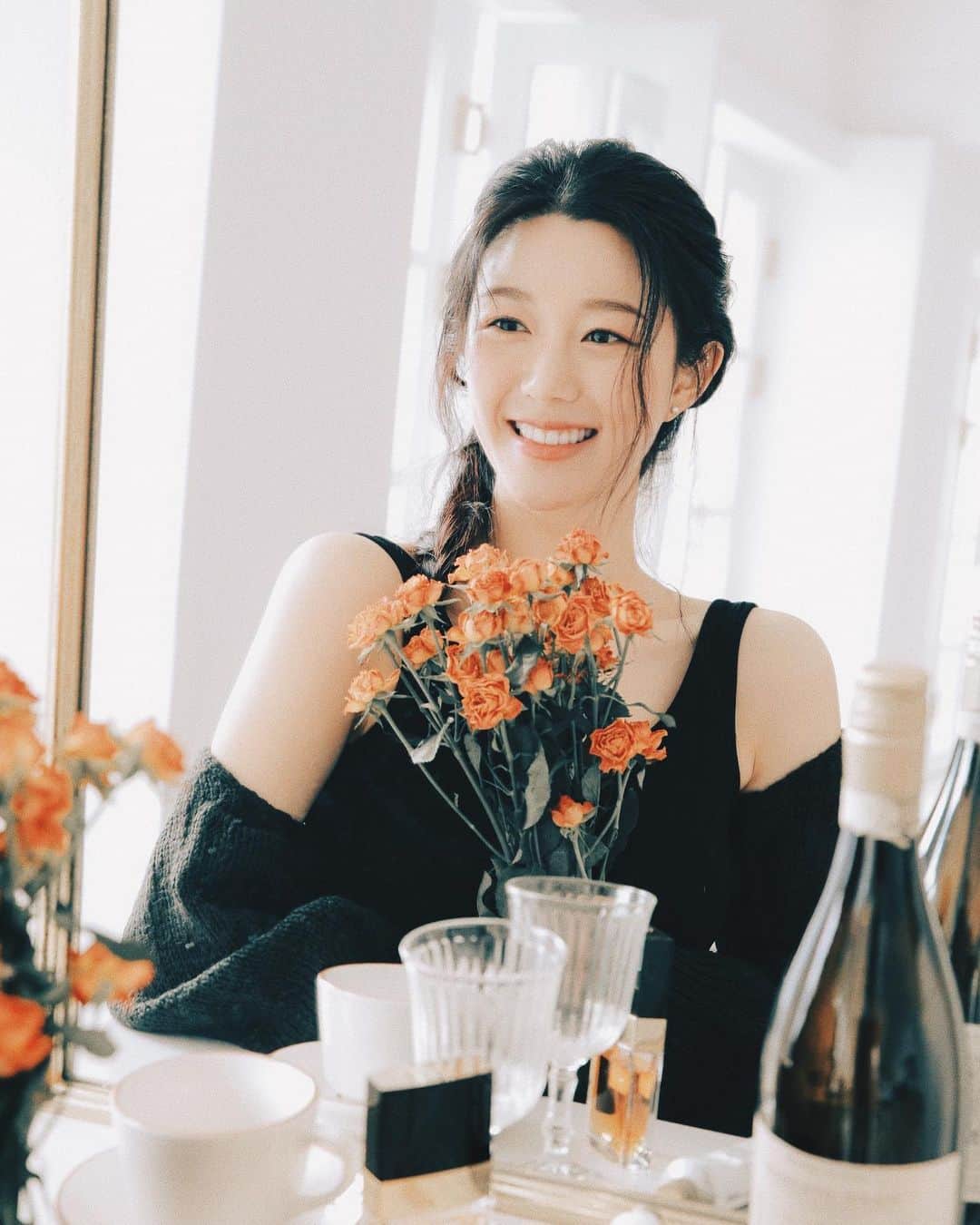 イ・ダインのインスタグラム：「𝓱𝓪𝓹𝓹𝔂 𝓷𝓮𝔀𝔂𝓮𝓪𝓻🎉  21년은 모두가 답답하고 힘든 시간이었지만 22년에는 사랑과 웃음가득한 한 해 되시기를☺️ 너무나도 빨리 흘러가는 시간을 보며 하루하루를 더 소중히 사랑하며 살아야겠다고 다짐하게 됩니다🌷  Wish every one of you a joyful year ahead and a life full of love🥳   I always keep it to my heart that life is miserable with so much hate, but will be bright and beautiful with love and warm heart🌼   So let’s love, not hate♥️」