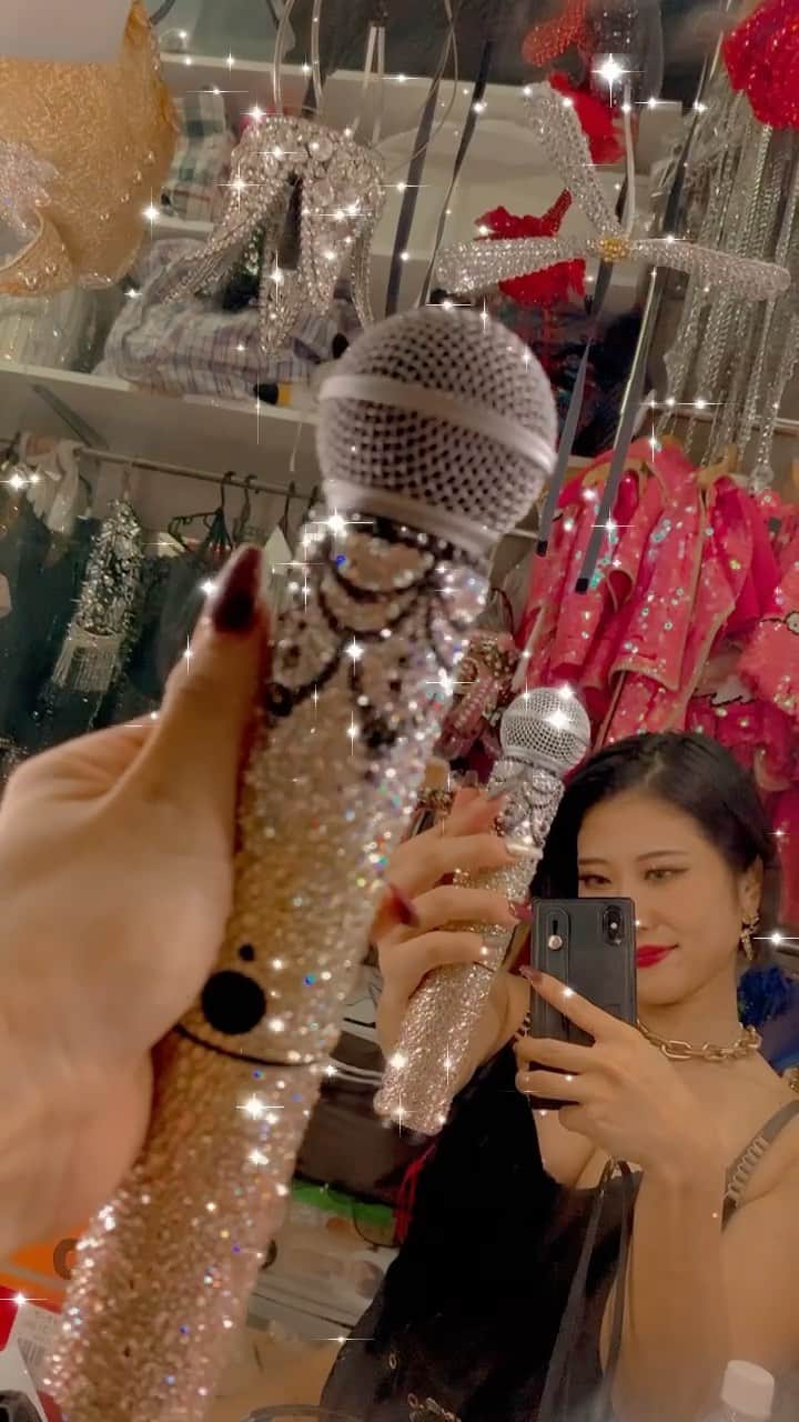 Kumiのインスタグラム：「. original mic🎤🎤🎤 . . . ついに！！！念願の！！！ 世界に一つだけの ワタシのためのマイク✨✨ . これでラストまで駆け抜けます✨ . . #singer #シンガー　#Microphone #original #スワロフスキー　#showgirl #burlesque #burlesquetokyo #バーレスク東京」