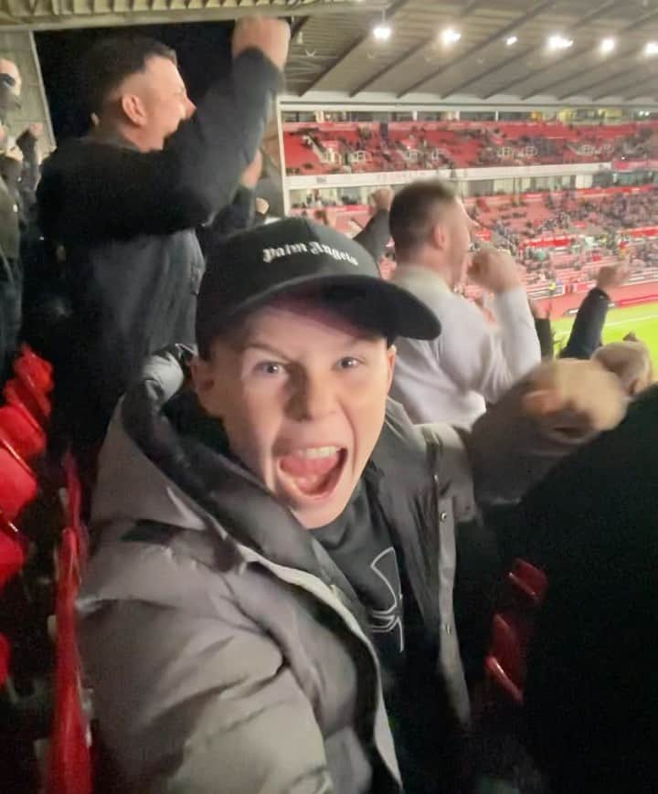 ウェイン・ルーニーのインスタグラム：「Thanks to all the @dcfcofficial fans tonight, more great away support. Here’s my son Kai at his first away game. Let’s keep going 🐏💪🏼 #dcfc」