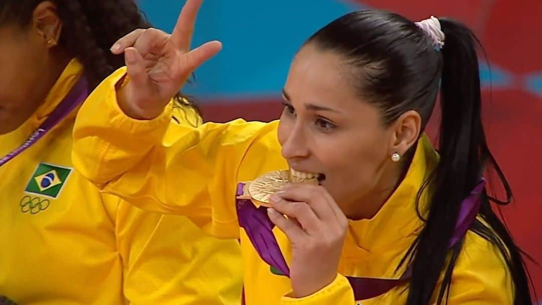 ジャケリネ・カルバリョのインスタグラム：「Último #tbt do ano vai com essa #saudade maravilhosa de ter representado meu Brasil com muito #amor 💚💛💙🤍 #volleyball」