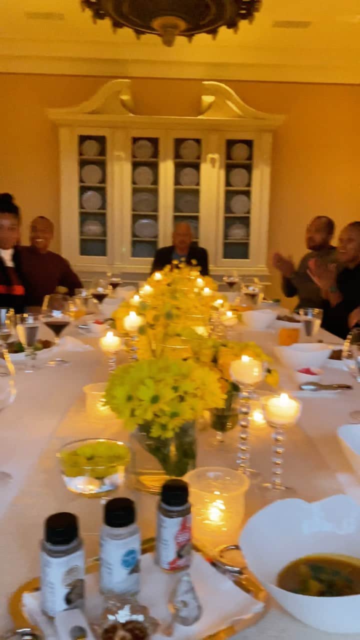 オプラ・ウィンフリーのインスタグラム：「Every night during holiday season we eat delicious foods from different countries and tonight we had Haitian cuisine with Chef @gg30000. To my Haitians friends everywhere, enjoy your soup joumou on January 1st! 🇭🇹🇭🇹🇭🇹」