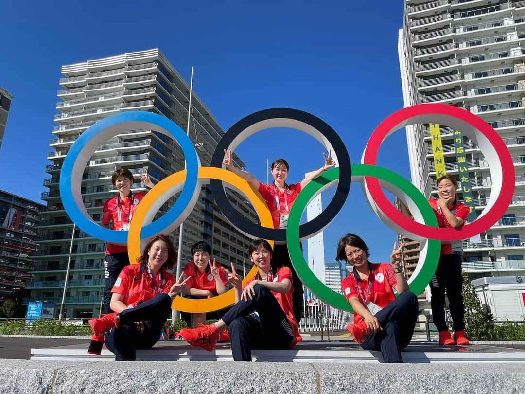 東野有紗のインスタグラム：「. 〜2021年振り返り〜 やっぱりオリンピック。 初めて出場させていただいて、このメンバーで戦えて、本当に幸せでした。 一年延期で色んな思いもたくさん詰まったオリンピック。 みんなそれぞれ色んな辛いことを乗り越えてきたり、抱えてたり。。私の人生において絶対に忘れられない日。  ほんとにこのメンバーが大好きだー！！！！ . #奥原希望 #山口茜 #福島由紀 #廣田彩花  #永原和可那  #松本麻佑  #東野有紗」