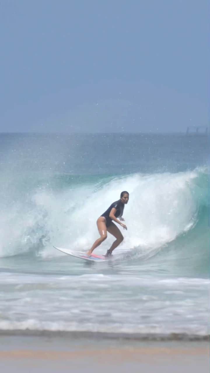 Rachel Apollonioのインスタグラム：「Nao quis fazer retrospectiva rapidinha, então não coube no reels 😂💓 fazendo esse vídeo me senti MTO agradecida por ter vivido tantos momentos bons esse ano! Realizei sonhos Graças a Deus… e me senti mais forte pelos desafios que tbm fizeram parte!! Vamo q vamooo! Obrigada a TODOS q fizeram parte do meu ano… tenho esperança que 2022 vai ser um ano mtoooo especial e importante 🙏🏽✨ esse é o meu estilo de vida ❤️」