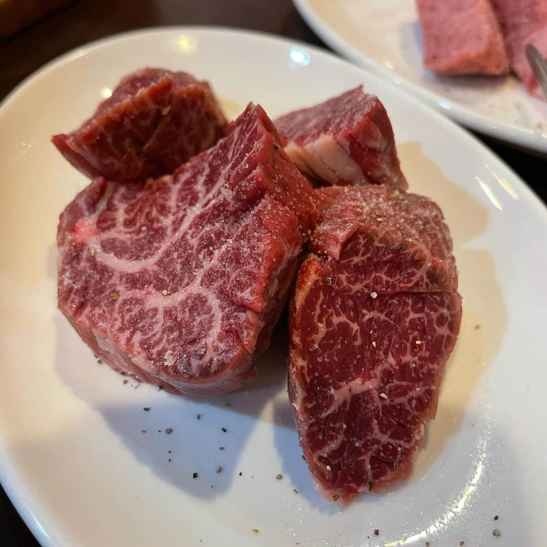 藤井瑞希さんのインスタグラム写真 - (藤井瑞希Instagram)「・ ・ みんな年越し何食べるの？ ・ あれ？これ毎年聞いてるかも😇 ・ 実家はずーっとすき焼きだった。 ・ 年越しそばが夜ご飯の人もいるし カニ鍋とかの人もいるのかな😂 ・ 家庭によるみたいだから これ絶対年末みんなに聞いちゃうんだよね😲笑 ・ 今年はなんだろうなぁ〜私。 ・ ・ #大晦日 #何食べるの #写真は焼き肉」12月31日 10時06分 - bdmntnfujiimizuki