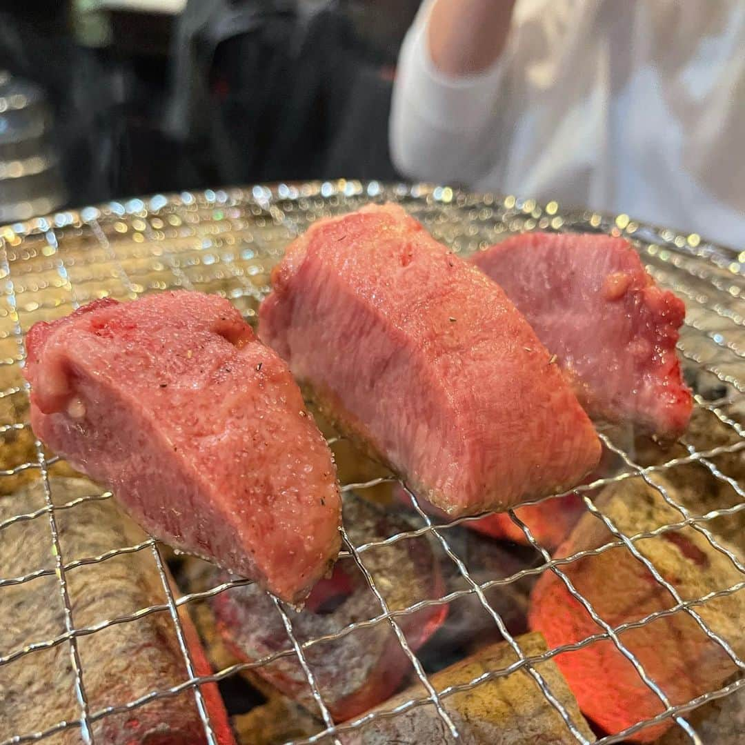 藤井瑞希さんのインスタグラム写真 - (藤井瑞希Instagram)「・ ・ みんな年越し何食べるの？ ・ あれ？これ毎年聞いてるかも😇 ・ 実家はずーっとすき焼きだった。 ・ 年越しそばが夜ご飯の人もいるし カニ鍋とかの人もいるのかな😂 ・ 家庭によるみたいだから これ絶対年末みんなに聞いちゃうんだよね😲笑 ・ 今年はなんだろうなぁ〜私。 ・ ・ #大晦日 #何食べるの #写真は焼き肉」12月31日 10時06分 - bdmntnfujiimizuki