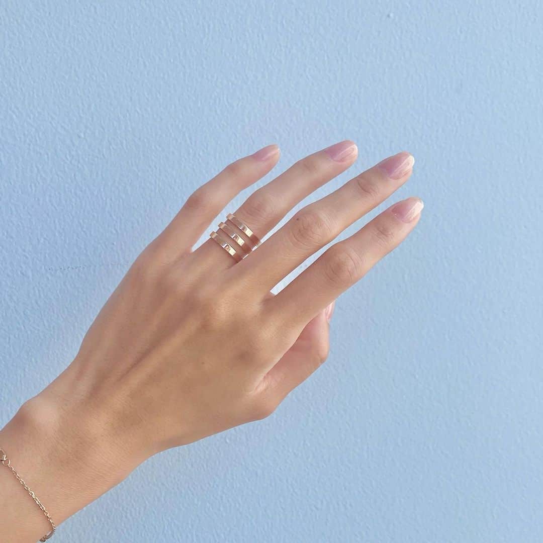 申真衣のインスタグラム：「年末に駆け込みで💅 透明が落ち着く🤍」