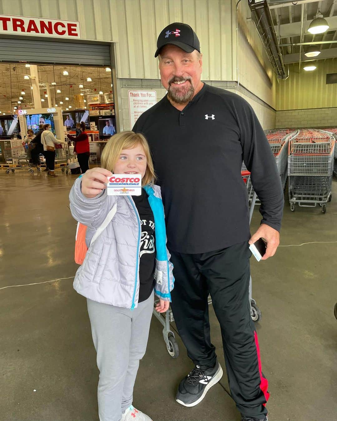 スコット・ノートンのインスタグラム：「Lily’s first trip to Costco! #niece #familytime #costco #scottnorton」