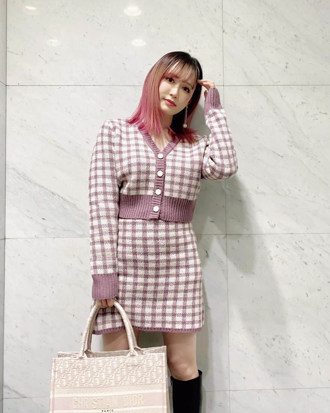 伊藤千凪海のインスタグラム：「ピンクコーデ💐🛍🌸🎀🐷💓💖 ⁡ ⁡ 新年に向けて髪もピンクに染めてみた😌💕 どう〜？？？ ⁡ ⁡ どストライクな色にしてもらったよ💕👏🏻 綺麗すぎる #グラデーションカラー 🌈 @oz.masaru 💇‍♀️ ⁡ ⁡ #ピンク #ピンクカラー #ピンクヘアー #ピンクコーデ #ピンクベージュ #美容院 #カラー #ハイトーン #ダブルカラー #dior #diorbag #👜」