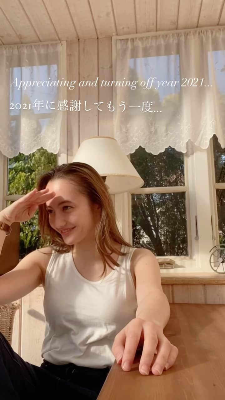 アヤカ・ウィルソンのインスタグラム：「___ reacting 2021♡ What an amazing year learning and growing and having a blast. Can’t wait to see what comes on next year😚  2021年も本当にあっという間だけど、 これほどなく蜜濃くて濃厚で、 初めてにたくさんチャレンジし 学び成長し 乗り越え構築し 駆け抜けた1年でした！！ 来年2022年はどんな年になるか 楽しみでしかないっ🤍  どこまでもマイペースな私に 最大の愛とサポートをしてくれる皆さんに毎年感謝の気持ちでいっぱいです♥️ これからもたくさんの人や社会に世界レベルで貢献できる、人間そして俳優でいれるよう努め続けて行きたいと思っておりますので、今後共々よろしくお願いします！  今年もありがとう、来年もよろしくね！ 愛してる😘  #react2021 #thankyou2021 #sayonara #loveyou  #2021年ありがとう #愛してる  #アヤカウィルソン #ayakawilson」