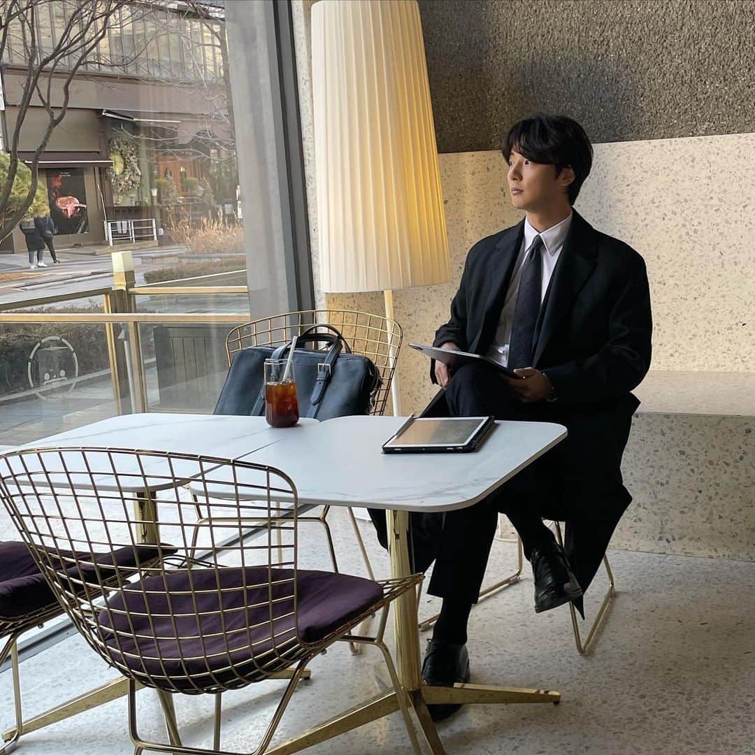 ユン・シユンのインスタグラム：「여러분,, 2021 마무리 잘 하고 계신가요?   goodbye 2021...   thanks 2021 🍂」