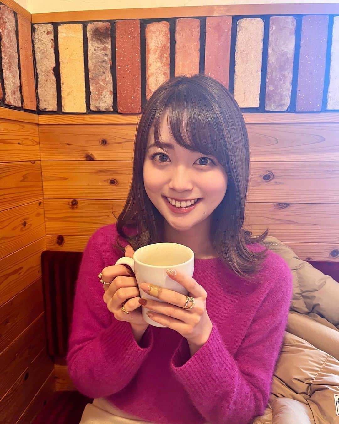 澤井志帆さんのインスタグラム写真 - (澤井志帆Instagram)「. 2021.12.31 ⁡ 大晦日は友人たちとカフェでモーニング☕️🥪 ⁡ 10年以上前の写真を見返しながら思い出話に花が咲きました✌🏻🤍 ⁡ #DaiichiTV#アナウンサー #早起きして #カフェモーニング #意識が高くなった気がします」12月31日 10時33分 - shiho_sawai