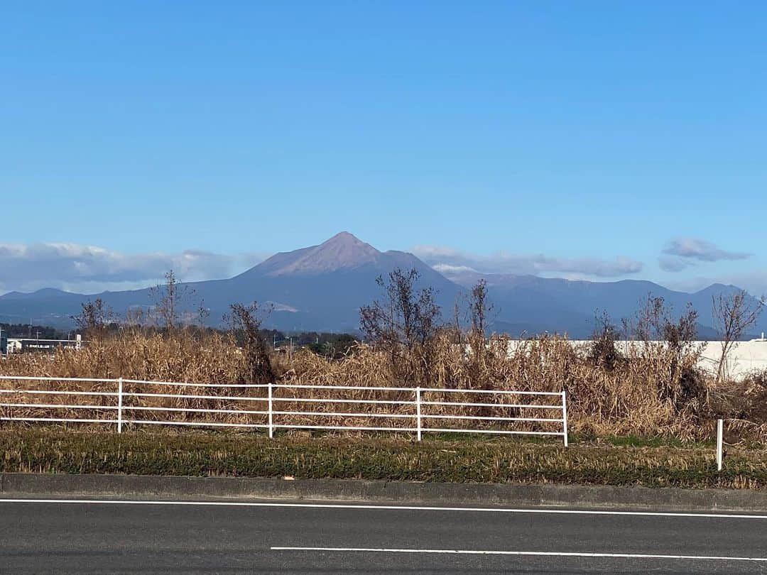 瀬戸山清香のインスタグラム：「とうとう！！2021年最後の日！🇯🇵✨ みんなはどんな1年でしたか？ 私はアホみたいに働いてたから、来年はもうちょっとマイペースに行こうかなと思いました😇✨ 疲れちゃうからね（笑） 来年は車の免許取りたい！！🚗 取れるかな😇😇😇😇 とにかくご飯も空気も美味しい宮崎満喫してまぁす❤️❤️❤️ 良いお年をお迎えください🎶 来年もよろしくね🤗」