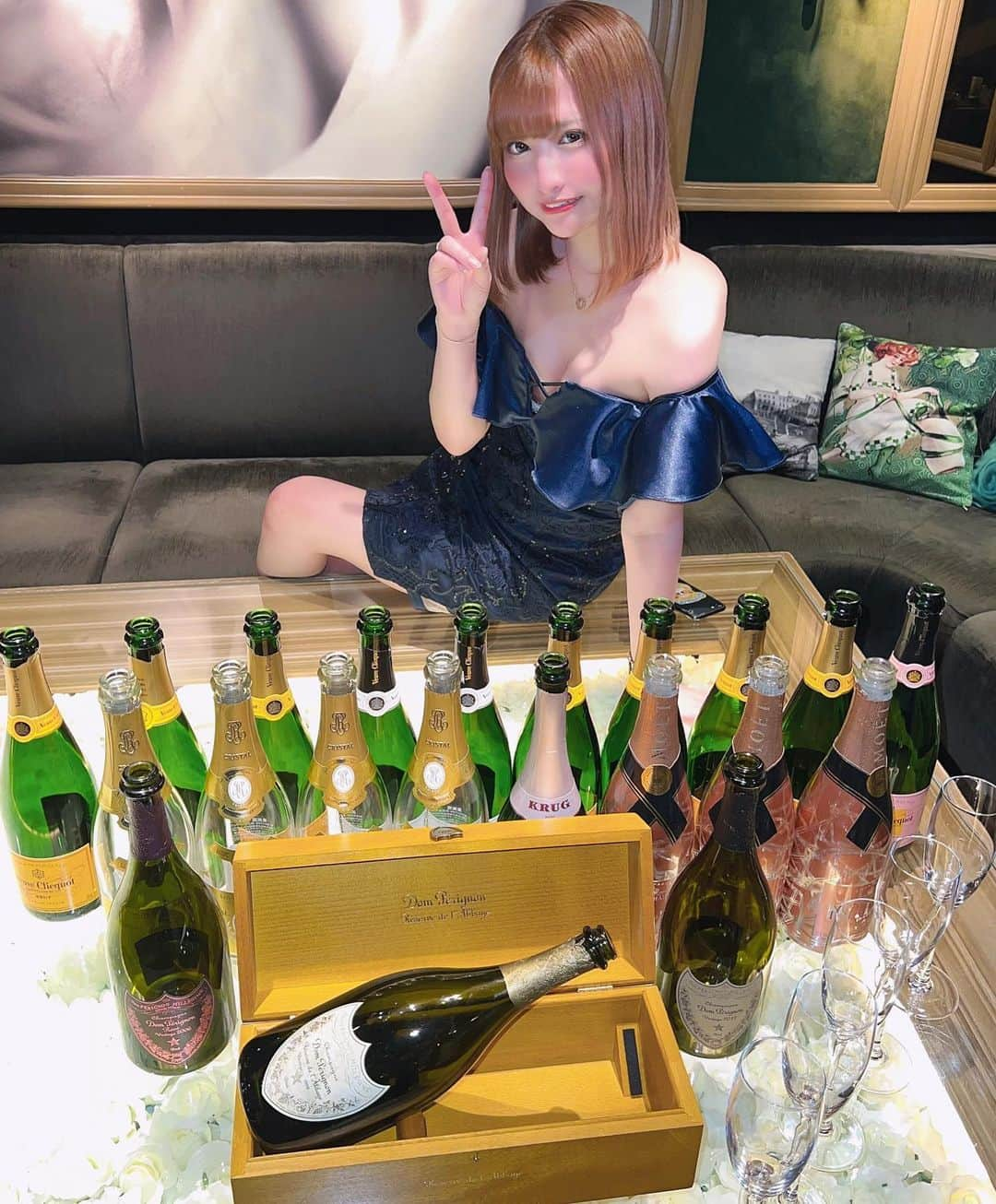 宮下まひろのインスタグラム：「2021年一緒に飲んでくれてありがとうございました！ 久しぶりの人にたくさん会えた年でした。 辛いこともあったけど本当に本当に素敵すぎる人に囲まれて嬉しすぎて泣きそうです 不安すぎて何度も挫折しそうになりましたが、12月エンジェル入って1番の売り上げの記録出すことができました！！ 本当に周りに恵まれてることに感謝しながら、来年も頑張りますのでよろしくお願いいたします🥺 本数も売り上げも1番になれました！！  池袋エンジェルフェザー　宮下まひろ  #池袋 #池袋エンジェルフェザー #エンジェルフェザー　 #エンジェルフェザー池袋 #キャバクラ #キャバ」