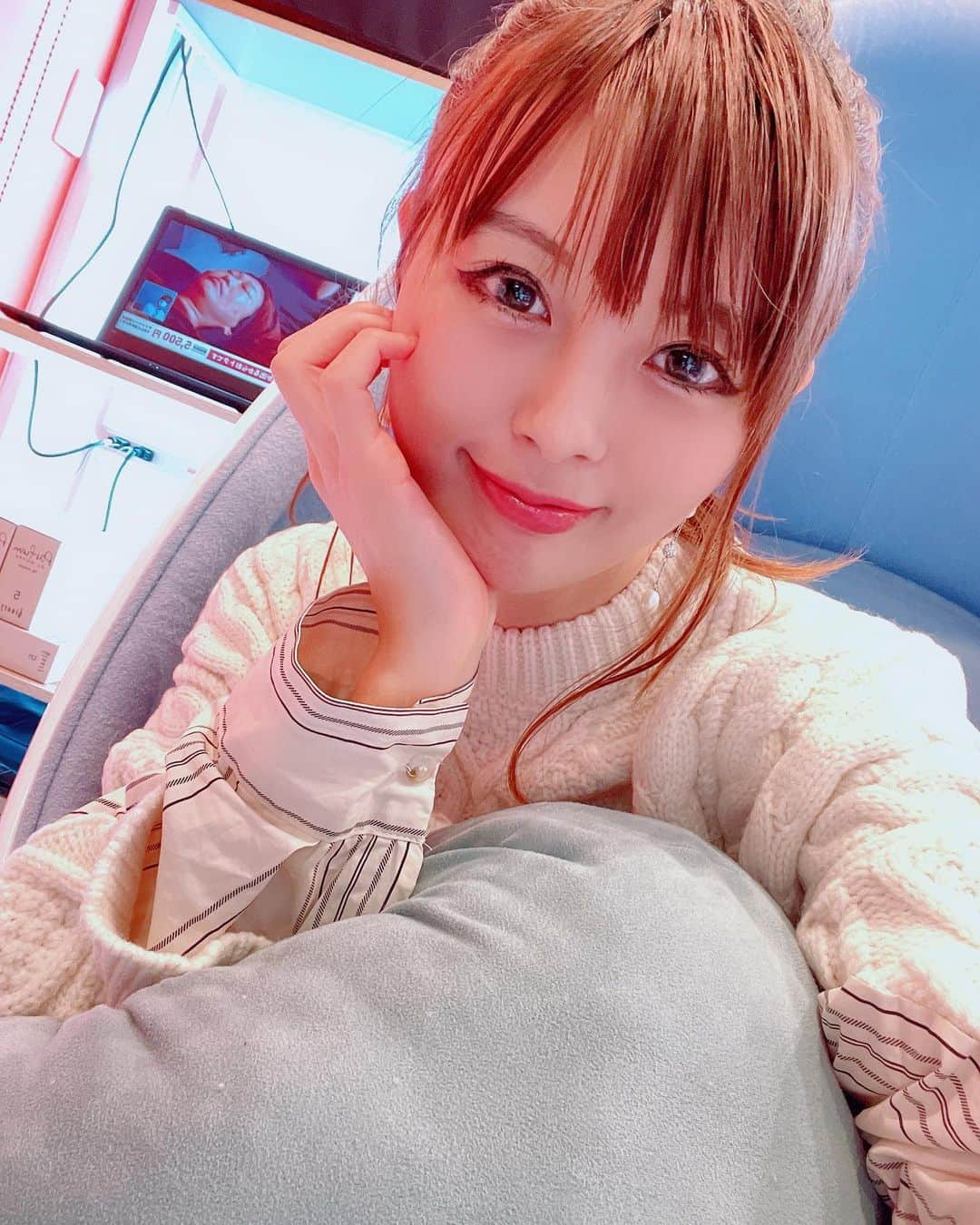 satomiさんのインスタグラム写真 - (satomiInstagram)「🦷👗 ・ 今年ラストのホワイトニング🦷 サブスク11000円で通い放題だから 通い始めた【Values北千住】💕 初回でも3300円というコスパ✨ →📍（ @estekirei）🦷 ・ コーデは全身Valmuer✨💕 ニットマイブーム🧶⛄️袖可愛くて一目惚れ✨ パンツもカラー可愛くてお気に入り♡ ・  今年も今日でラスト😊 公私共に携わって頂いた皆様 本当にお世話になりました🙇‍♀️ ・ フォロワーさんもたくさんいいねやコメント頂き嬉しかったです💕 ・ 来年もよろしくお願いします🎍🗻 ・ ✼••┈┈┈┈┈••✼ 👗@Valmuer_official @valmuer_snap  ・ ✼••┈┈┈┈┈••✼ ・ #Valmuer #valmuer_official #今日のコーデ #ニットコーデ #values  #ヴァリューズ #北千住エステサロン #足立区エステサロン #ホワイトニングサロン  #足立区ホワイトニング  #北千住ホワイトニング #セルフホワイトニング #月額通い放題 #ホワイトニング通い放題 #今年もラスト #カジュアルファッション #北千住グルメ #今年もお世話になりました #来年もよろしくお願いします  #素敵な1年でした」12月31日 11時35分 - saatoomii47