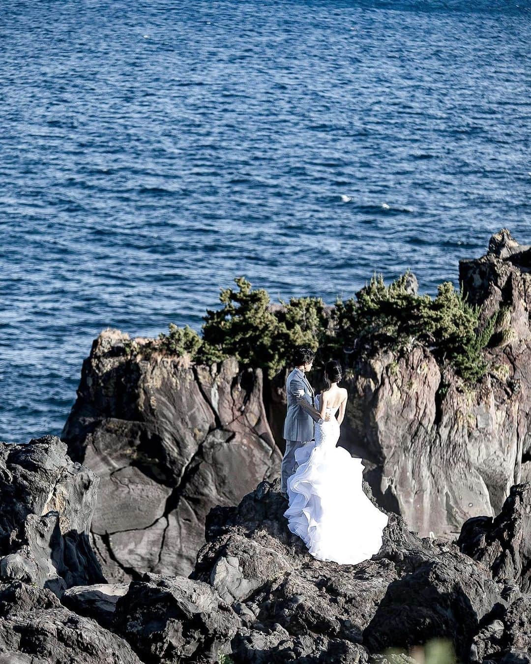 AYAMEのインスタグラム：「#weddingphoto#weddingdress#mermaiddress#amazingview#nature#marrigephotography」