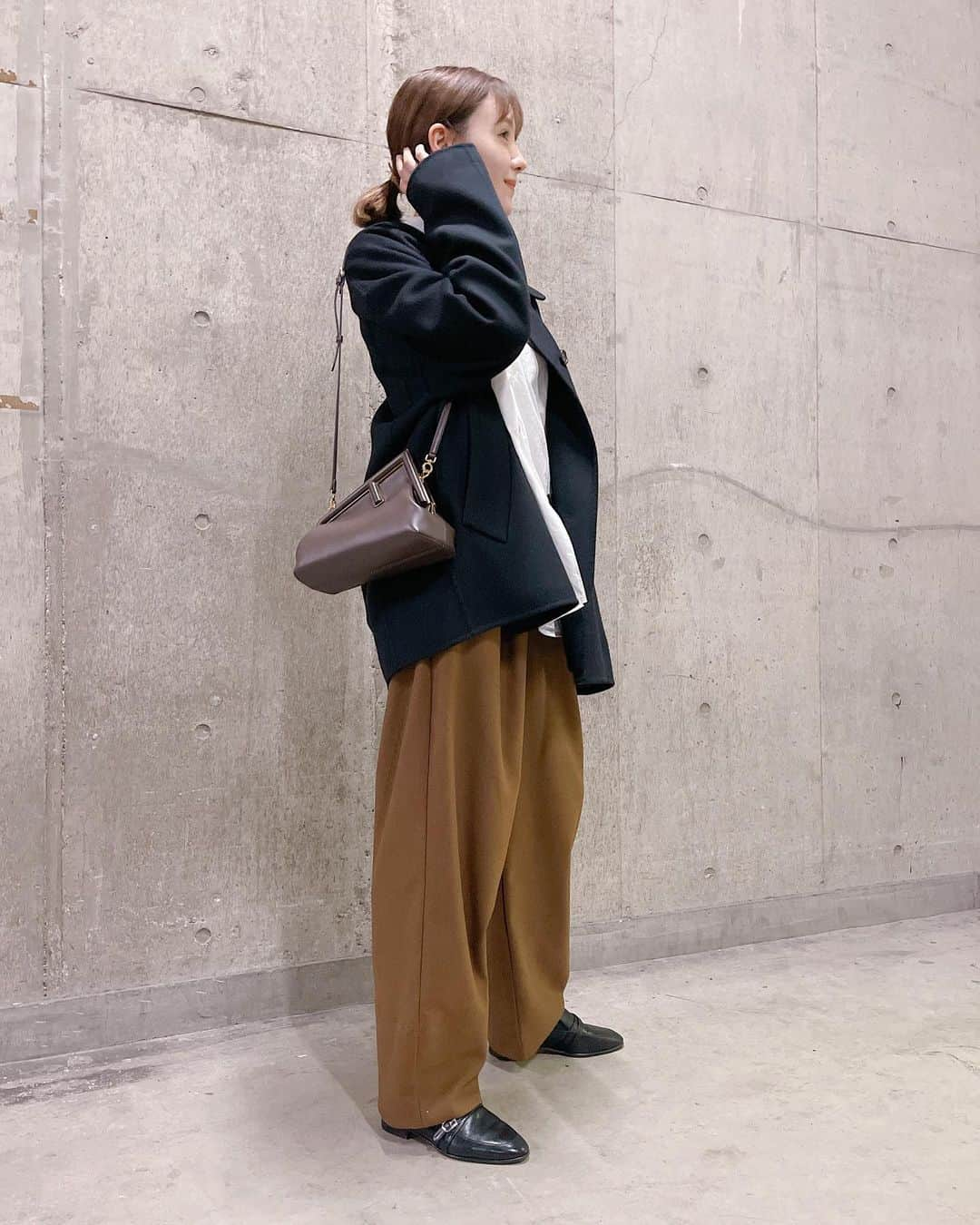 トリンドル玲奈さんのインスタグラム写真 - (トリンドル玲奈Instagram)「年内最後の私服☺︎ かな？  ゆるっとした感じが、 着ていて楽で好き✌︎  お気に入りのCOMOLIのシャツに、 @parc.1_official のパンツ、 @marni のコートに、 @jandmdavidson の靴に @fendi のバッグ❤︎  COMOLIのシャツは肌触りが良くて、 ちょっとクシャってなってもかわいいのがすごい!❤︎」12月31日 11時49分 - toritori0123