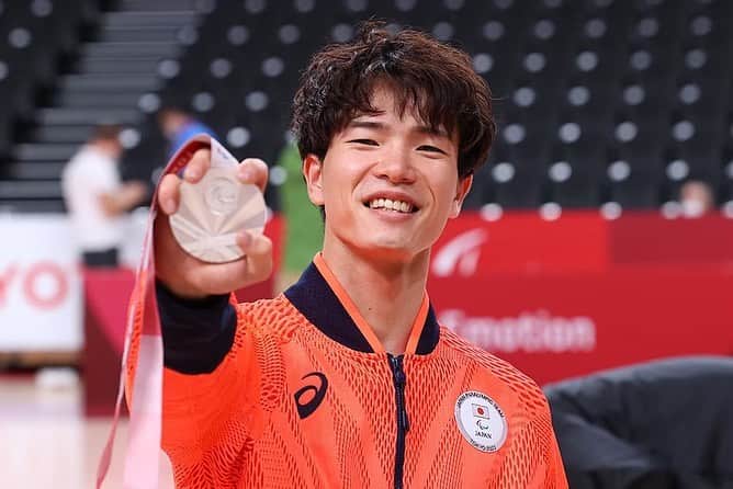 鳥海連志さんのインスタグラム写真 - (鳥海連志Instagram)「今年は東京オリンピック・パラリンピックが僕の運命を変えました。  メダルを取るっていうのは簡単ではなかったと思う。だけど、全員がガチで取り組めば難しくはない。これがリアル。  何を目標に。どんな環境で。何をモチベに。  パラアスリートはまだやれる。  2022年 選手として結果を出しに行きます。  優れるな異なれ  今年もありがとうございました。 来年もよろしくお願いいたします。  📷@yohei_osada.aflosport」12月31日 17時31分 - iamrenshichokai