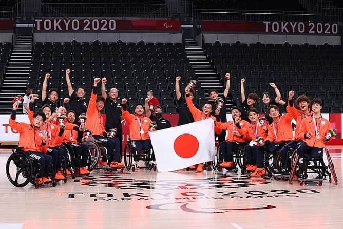 鳥海連志さんのインスタグラム写真 - (鳥海連志Instagram)「今年は東京オリンピック・パラリンピックが僕の運命を変えました。  メダルを取るっていうのは簡単ではなかったと思う。だけど、全員がガチで取り組めば難しくはない。これがリアル。  何を目標に。どんな環境で。何をモチベに。  パラアスリートはまだやれる。  2022年 選手として結果を出しに行きます。  優れるな異なれ  今年もありがとうございました。 来年もよろしくお願いいたします。  📷@yohei_osada.aflosport」12月31日 17時31分 - iamrenshichokai