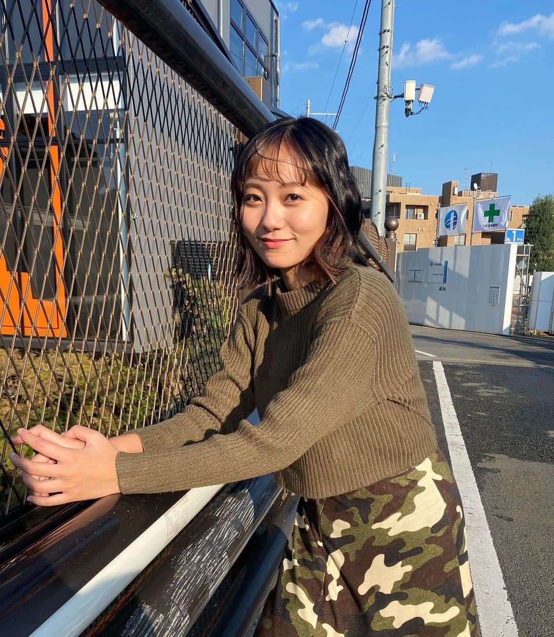 工藤綾乃のインスタグラム：「大晦日！！！ 今年はどんな一年でしたか？ 年々一年の進み方が早くなっている気がします。 今年もありがたいことに様々な作品と向き合えました。いつも応援してくださる皆様、携わってくださるスタッフの皆さん、キャストの皆さん、巡り合う方々に本当に恵まれてるなと痛感します。ありがとうございます👍 来年は工藤綾乃、尚一層ギアを上げて精進していきます！！皆さんに沢山作品の情報をお伝えしますね！！ バタついて全然最近の写真がないのでちょっと前の前髪ブリーチで今年は締めたいと思います！どうか良いお年をお迎え下さい！」