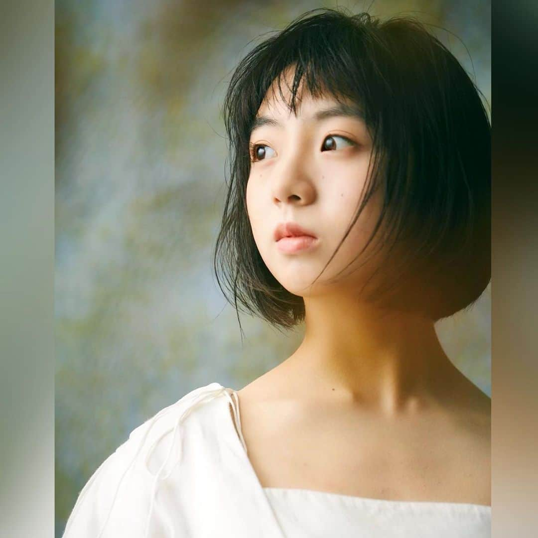 花田優里音さんのインスタグラム写真 - (花田優里音Instagram)「2021年、どのような年でしたか？ 心に残る嬉しい出来事はありましたか？ まだまだ不安や色んな気持ちを抱えて 過ごしている方がたくさんいると思います。 私もそうです。その中でも今できることを 頑張れたんじゃないかなと思います。 もどかしいことが多かったですが、 今していることが将来絶対に力になると 信じます。 これからどうなっていきたいかについても たくさん考えた年でした。 家族も友達も 力になってくださっている方も ずっと見守ってくださっている方も 今年見つけてくださった方も たくさんたくさんありがとうございます☺️💕 インスタで、頑張ると言ったら 頑張って！と応援してくれたり見守ってくれたり だからこそ頑張れる自分がいます。 一緒に喜んでもらえるような 素敵な報告ができるように必ずなりますね！ 今年踏ん張ったみんなに いい事がありますように！ 来年もどうぞよろしくお願いします😊 . #どんなお正月を過ごす？ #紅白は観る？ #藤井風 さん #出るんだよ #楽しみすぎる  #お正月はダイエット休止ね  #みんなそうでしょ？ #おもちお菓子お刺身栗きんとんお菓子お雑煮  #1枚目は事務所で撮っていただいた写真  #2枚目はsnow #花田優里音17歳とはなだゆりねちゃん5ちゃい  #みたい #2021年 #年末 #ご挨拶 #ありがとうございました  #良いお年を #来年もよろしくお願いします  #暖かくしてね  #元気に過ごしてね」12月31日 12時02分 - yurine_hanada