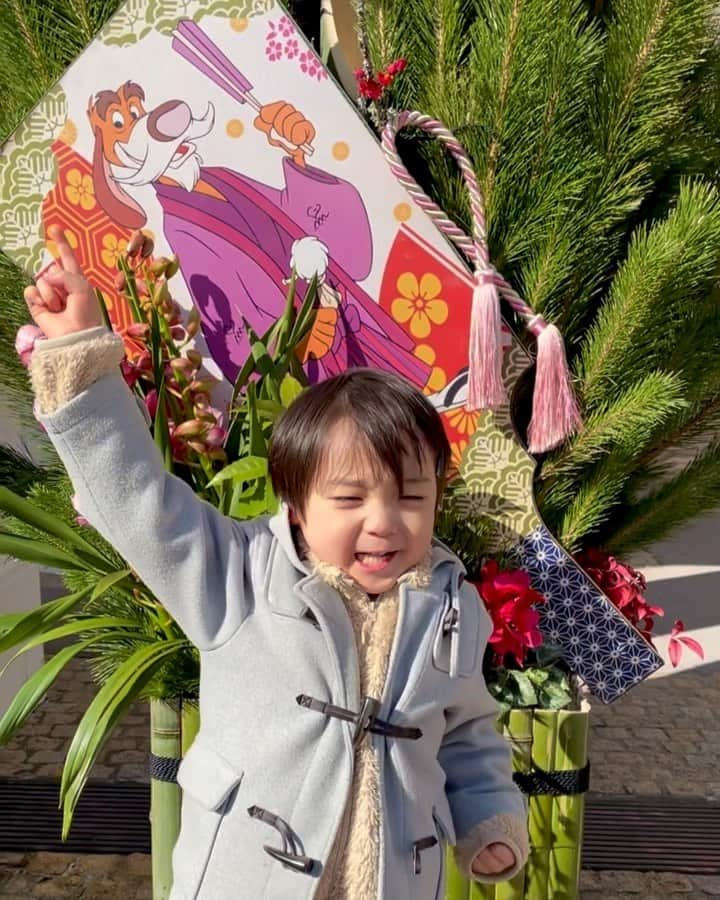 石塚錬のインスタグラム：「👦💬「今年もありがとうございました😘🎍❗️」 #来年はNo.1になるぞー❗️のポーズとともに(レンの流行り)🥴 #皆さま、良いお年をお迎えください🌅😁🐯 . 👩💬「Thank you again this year😘🎍❗️」 #I will be No.1 next year🥴❗️ #Have a nice year, everyone 🌅😁🐯 . #新年 #あけおめ #門松 #寅年 #No1 #2021 #2022 #大晦日 #元日 #お正月 #happynewyear #thankyou #새해　#감사 #ปีใหม่ #ขอขอบคุณ #tahunbaru #Terimakasih #谢谢 #石塚錬 #成長日記 #ishizukaren #renishizuka #이시즈카렌」