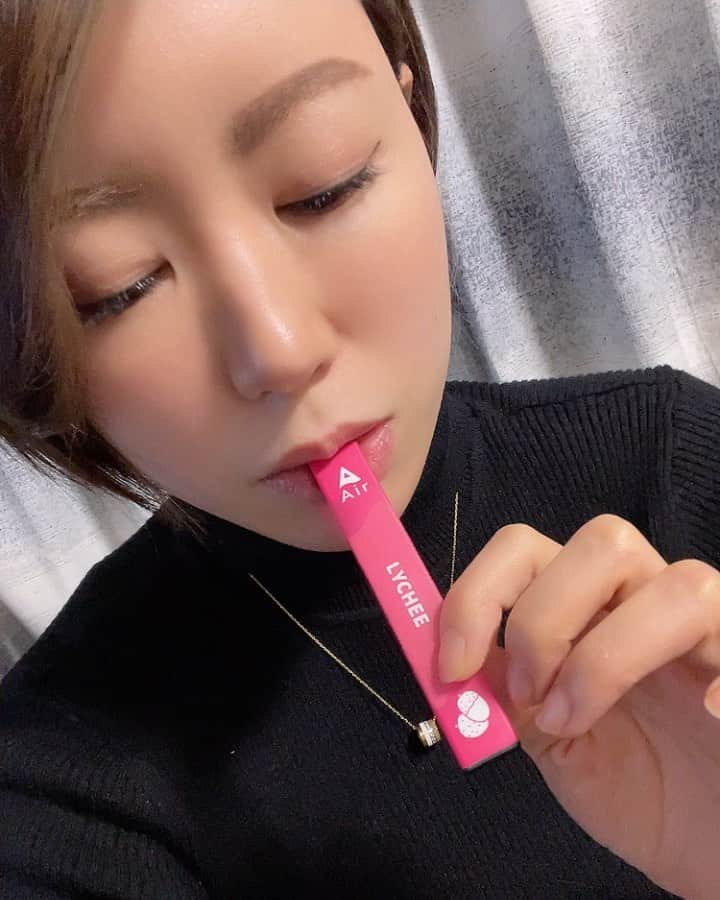 琥珀うたのインスタグラム：「. . 大人気の持ち運びシーシャAir mini @airmini.official  ニコチン&タール&タバコ臭 ０ で約300吸入できる🙆‍♀️ 20種類フレーバーがあるよ！ 見た目も可愛いし美味しい🥰 煙って映える気がする🤭💖 . . . #シーシャ #持ち運びシーシャ  #airmini #japanese #japanesegirl」