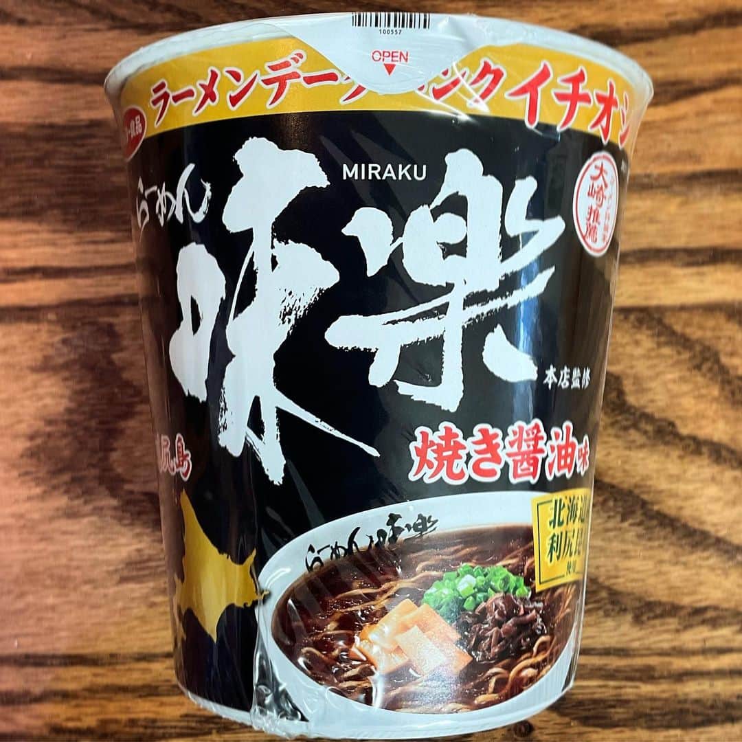 木村ひさしさんのインスタグラム写真 - (木村ひさしInstagram)「最高のおっさんの昼ごはん。 らーめん味楽　焼き醤油味 #最高のおっさんのカップ麺」12月31日 12時53分 - kimura.hisashi