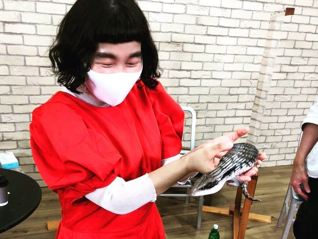 はらさんのインスタグラム写真 - (はらInstagram)「✨良いお年を٩( ᐛ )( ᐖ )۶✨  #土選手権 #にぼにぼちーの #鶴亀 #ANNA SUI #ぼる塾 #アオジタトカゲ #ネル兄さん #ゆず25周年記念 #ボジョレーヌーボ解禁 #良いお年を🎍 #yeahhhhh!!!!!!!!!!!!!!」12月31日 13時02分 - univershara