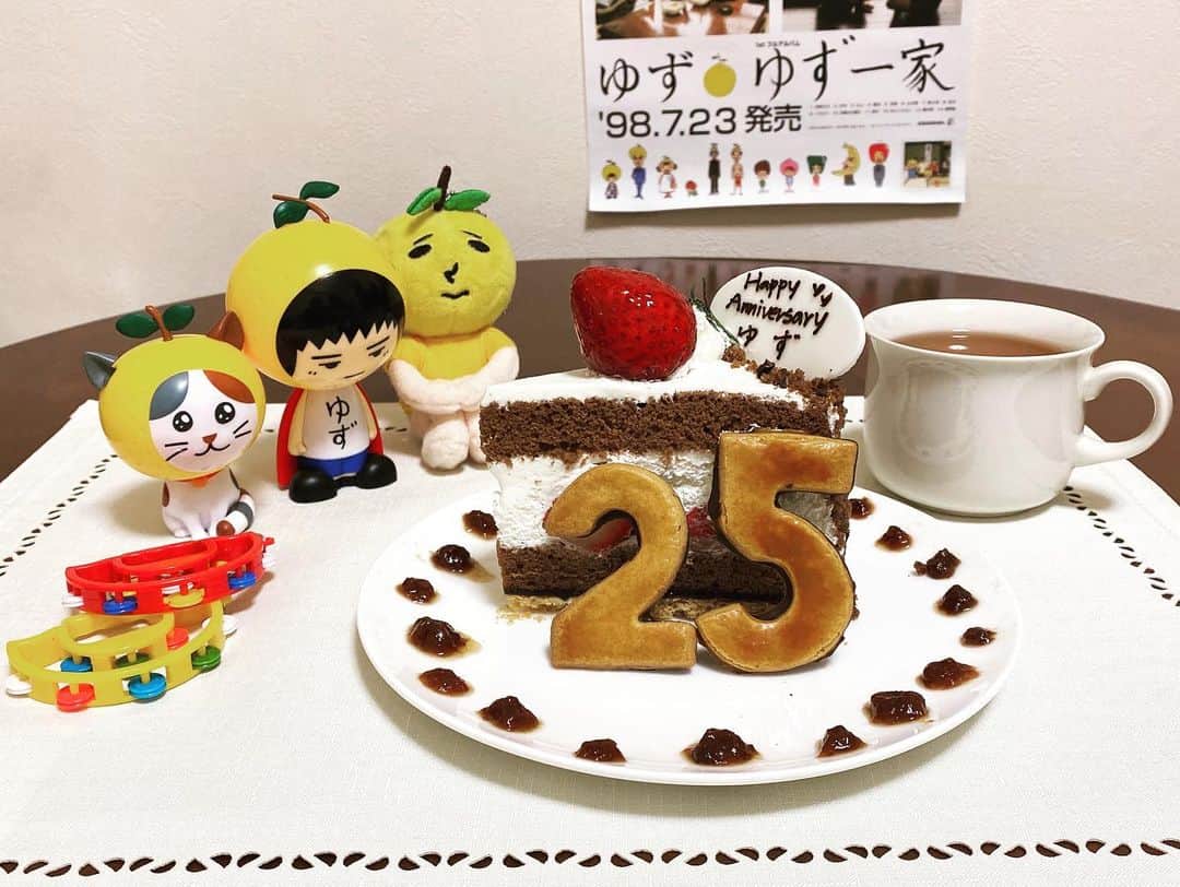 はらさんのインスタグラム写真 - (はらInstagram)「✨良いお年を٩( ᐛ )( ᐖ )۶✨  #土選手権 #にぼにぼちーの #鶴亀 #ANNA SUI #ぼる塾 #アオジタトカゲ #ネル兄さん #ゆず25周年記念 #ボジョレーヌーボ解禁 #良いお年を🎍 #yeahhhhh!!!!!!!!!!!!!!」12月31日 13時02分 - univershara