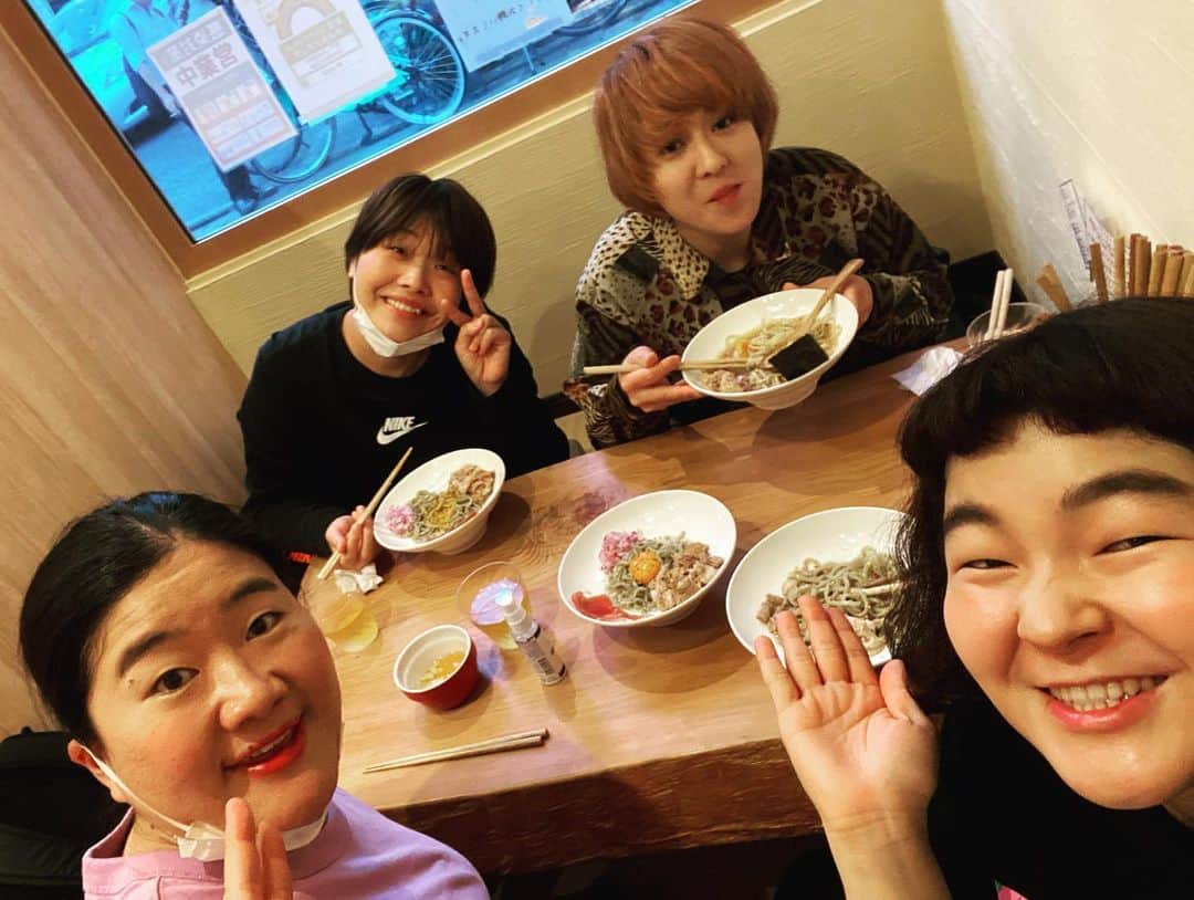 はらさんのインスタグラム写真 - (はらInstagram)「✨良いお年を٩( ᐛ )( ᐖ )۶✨  #土選手権 #にぼにぼちーの #鶴亀 #ANNA SUI #ぼる塾 #アオジタトカゲ #ネル兄さん #ゆず25周年記念 #ボジョレーヌーボ解禁 #良いお年を🎍 #yeahhhhh!!!!!!!!!!!!!!」12月31日 13時02分 - univershara