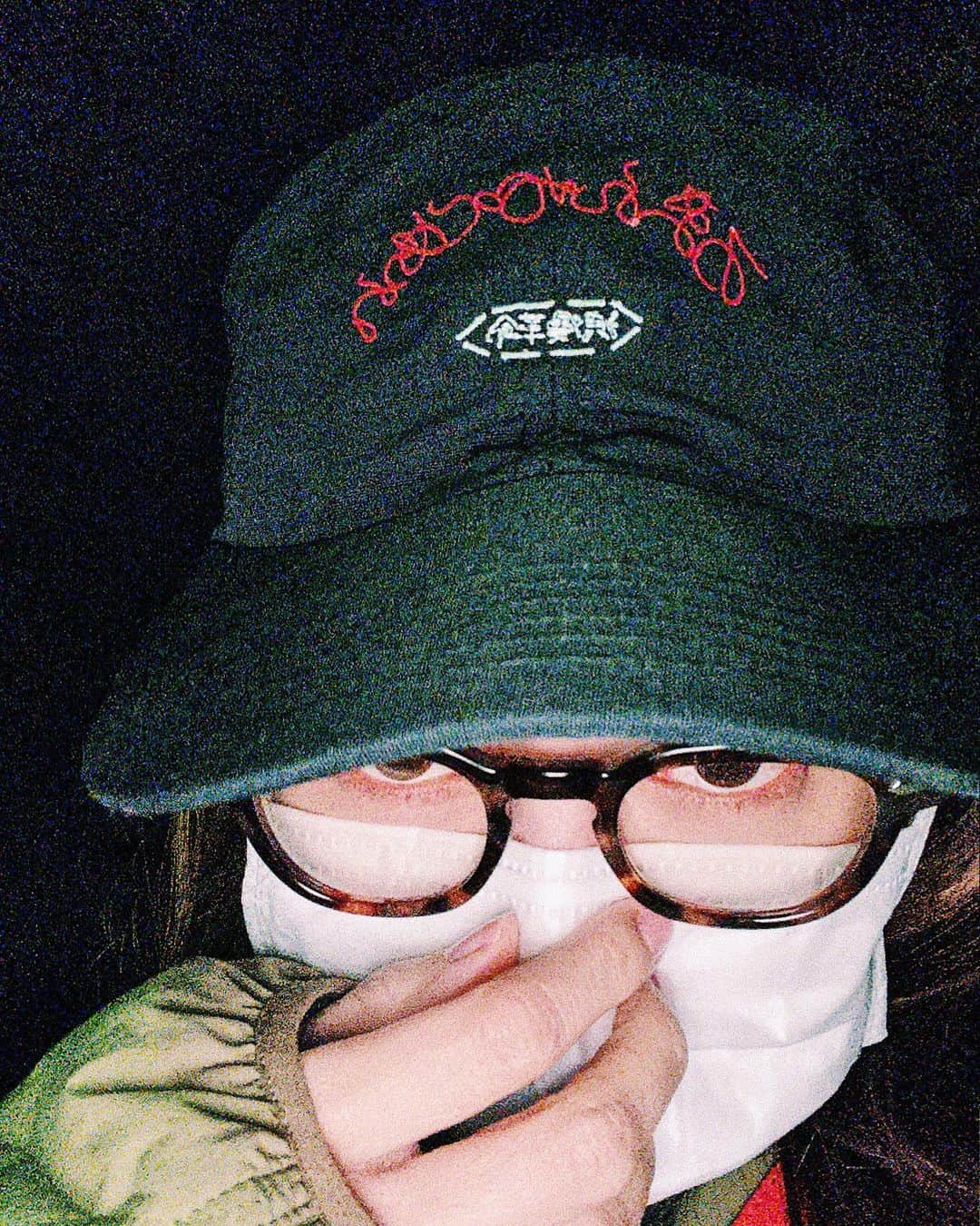 井上志帆子のインスタグラム：「. @romankakumei  @wanggungband  こんなにハマるバンド・音楽に会えた2021年ありがとう  溢れ出るオタク感すごいけど、撮ってもらえたので載せます🎉 ちなみにこの集合写真、藤澤さんがいない❗️ そして湾環楽団のネギさんも撮らせてもらった📸  来年はもっとライブ行けたらいいな〜🎉 #浪漫革命 #湾環樂団#wanggungband#湾環楽団」