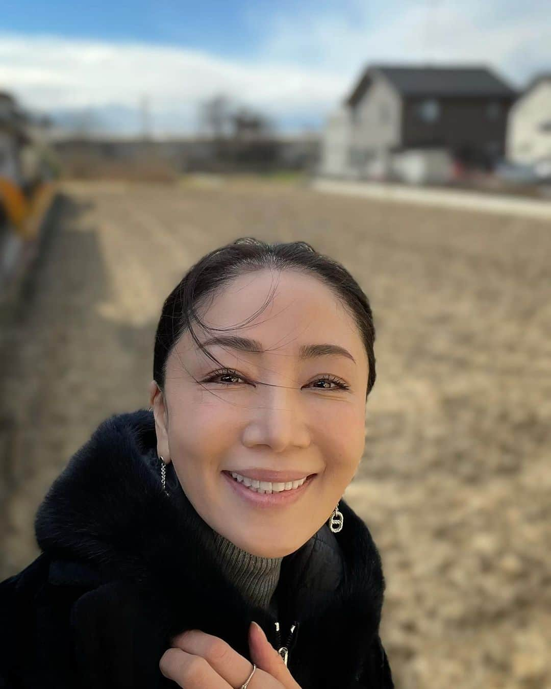 坂村かおるさんのインスタグラム写真 - (坂村かおるInstagram)「皆さん、こんにちは😃 ・ 今年もあと僅かですね‥ 皆さんにとってどんな一年でしたか？☺️ ・ 私は、病気することも無く、そんなに落ち込む事も無く過ごせました☺️ ・ 母も元気になってくれたので、良い一年でした💕 ・ まだまだＷithコロナですが、来年も気を緩ませる事なく、過ごしたいものです。 ・ 皆さんから沢山のイイねや励ましのお言葉を頂き、ありがとうございました。 ・ どうぞ来年も宜しくお願い致します🙏 ・ 良い年をお迎えくださいませ。 ・ 1年間お世話になりました☺☺️☺️  #美ST #美魔女 #team美魔女 #クィーンオブ美魔女 #国民的美魔女コンテスト #坂村かおる #トータルビューティーアドバイザー #美しく老いる #美容好きと繋がりたい #コスメ好きと繋がりたい #ファッション好きと繋がりたい #今日のコーデ #お洋服好きと繋がりたい #美魔女が変わる #美意識高い人と繋がりたい #トータルバランス #大晦日 #お世話になりました #笑顔」12月31日 13時34分 - kaoru.sakamura