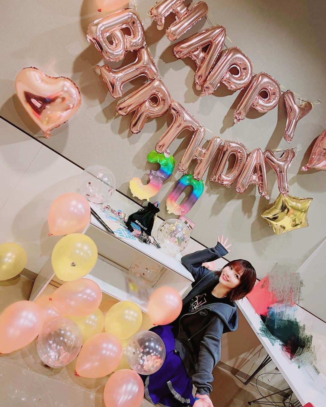 愛美のインスタグラム：「#AIMeanIt 昼公演が終わり、楽屋に戻るとこんな素敵なことになってました！お祝いありがとうございます！✨」