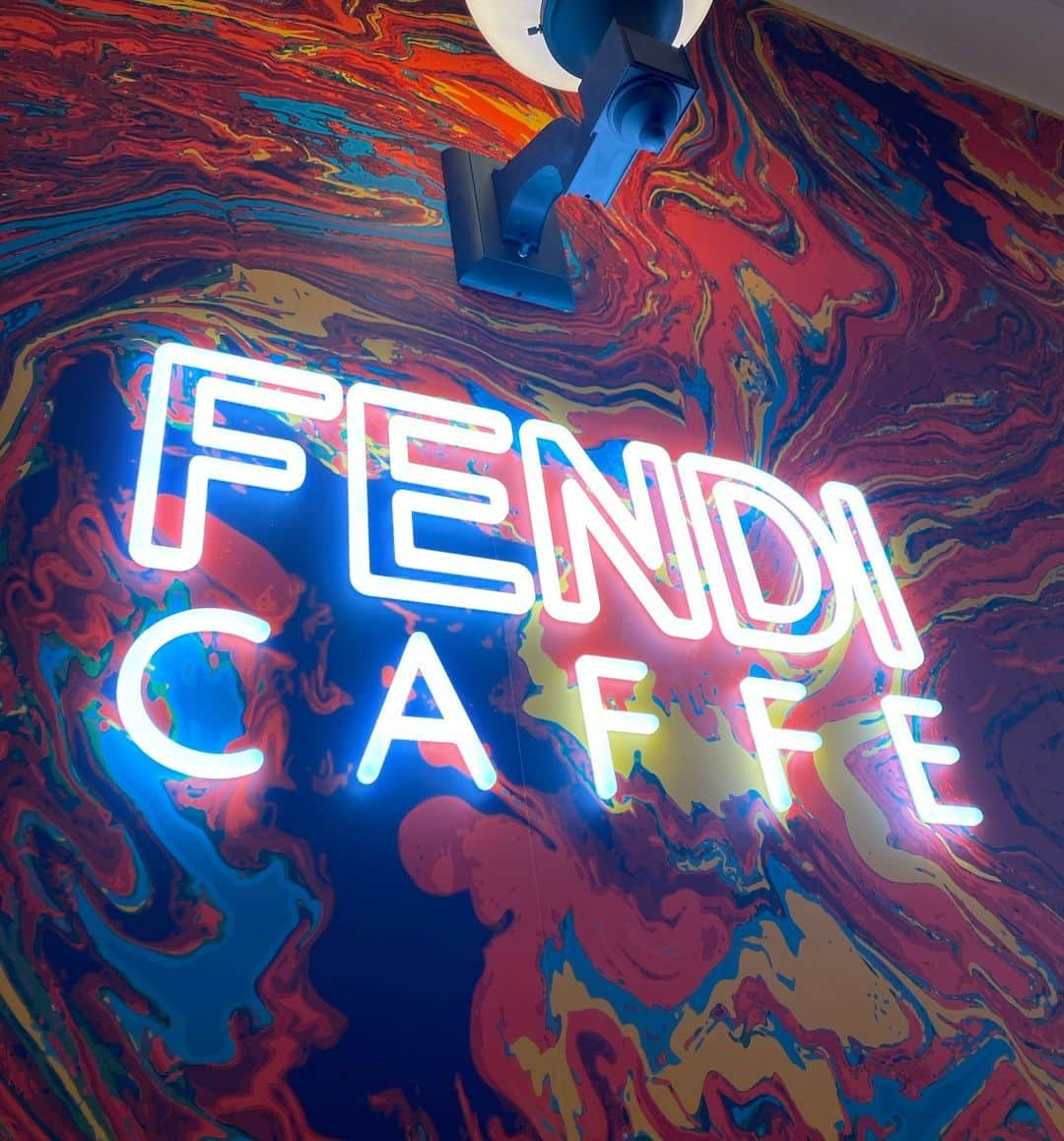 市原彩花さんのインスタグラム写真 - (市原彩花Instagram)「FENDI CAFFE☕️  ずっと気になってたフェンディカフェに行ってきたよ☺️ 店内もカフェも可愛かった🧡 1/10までの期間限定だよ☕️  年末ってなんだかワクワクするね〜🥳 みんなは年越し何するの〜🥳？  #fendicafe#fendi#フェンディカフェ#フェンディ#アニヴェルセル表参道#アニヴェルセルカフェ#anniversairecafe#表参道カフェ#表参道グルメ#表参道ランチ#表参道#omotesando#東京カフェ#tokyo#japanesegirl」12月31日 13時53分 - ayaka_ichihara