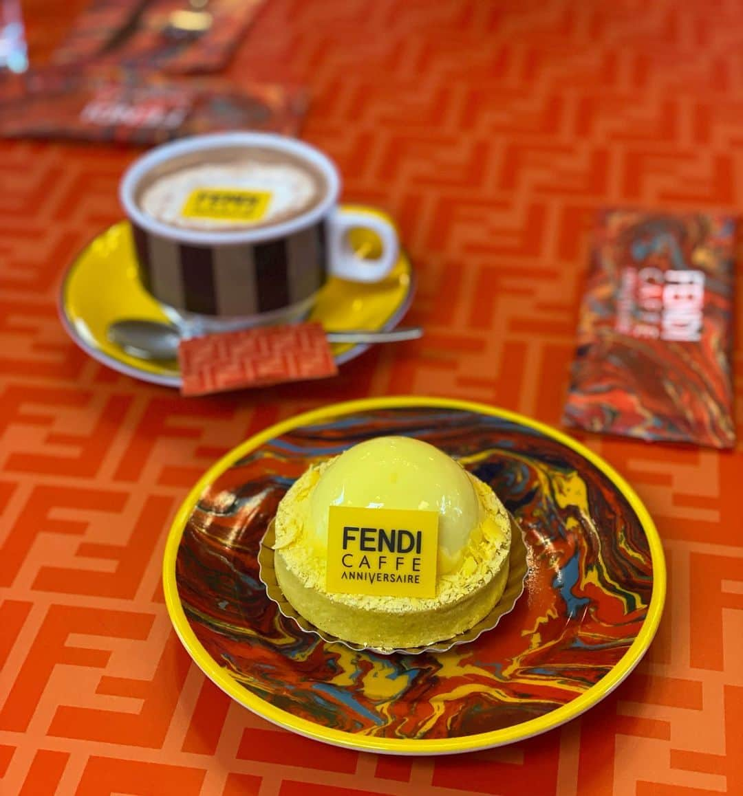 市原彩花さんのインスタグラム写真 - (市原彩花Instagram)「FENDI CAFFE☕️  ずっと気になってたフェンディカフェに行ってきたよ☺️ 店内もカフェも可愛かった🧡 1/10までの期間限定だよ☕️  年末ってなんだかワクワクするね〜🥳 みんなは年越し何するの〜🥳？  #fendicafe#fendi#フェンディカフェ#フェンディ#アニヴェルセル表参道#アニヴェルセルカフェ#anniversairecafe#表参道カフェ#表参道グルメ#表参道ランチ#表参道#omotesando#東京カフェ#tokyo#japanesegirl」12月31日 13時53分 - ayaka_ichihara