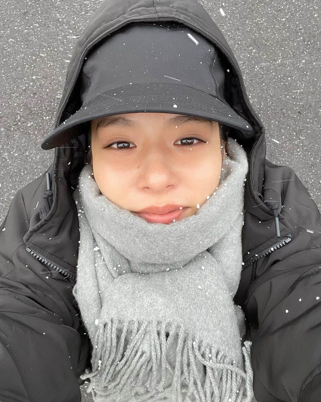 生越千晴のインスタグラム：「📮  今年も大変お世話になりました！ どうか良いお年を。  冬の寒さにはお気をつけください、あたたかく。  🤳🏻❄︎」